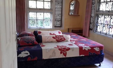 Murah !! DIJUAL VILLA GREEN APPLE CIPANAS FULL FURNISHED POSISI HOOK 2 SISI BISA UNTUK KELUARGA BESAR