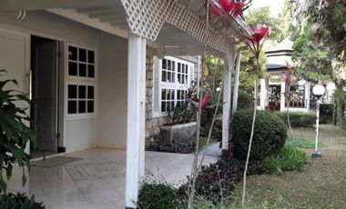 Murah !! DIJUAL VILLA GREEN APPLE CIPANAS FULL FURNISHED POSISI HOOK 2 SISI BISA UNTUK KELUARGA BESAR