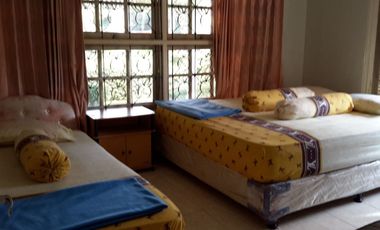 Murah !! DIJUAL VILLA GREEN APPLE CIPANAS FULL FURNISHED POSISI HOOK 2 SISI BISA UNTUK KELUARGA BESAR