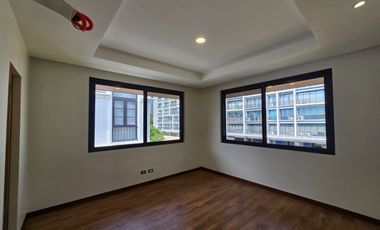 For Rent 5 Bedroom Fully Finished Mckinley West Village BGC house for rent