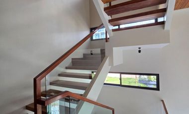 For Rent 5 Bedroom Fully Finished Mckinley West Village BGC house for rent