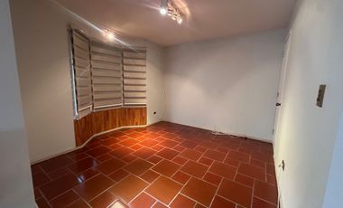 SE VENDE casa aislada de dos pisos ubicada en microbarrio cerrado de Valle Lo Campino, Quilicura.