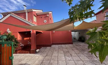SE VENDE casa aislada de dos pisos ubicada en microbarrio cerrado de Valle Lo Campino, Quilicura.
