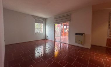 SE VENDE casa aislada de dos pisos ubicada en microbarrio cerrado de Valle Lo Campino, Quilicura.
