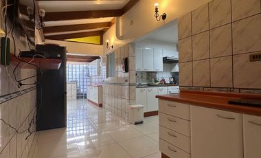 SE VENDE casa aislada de dos pisos ubicada en microbarrio cerrado de Valle Lo Campino, Quilicura.