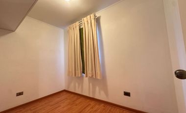 SE VENDE casa aislada de dos pisos ubicada en microbarrio cerrado de Valle Lo Campino, Quilicura.