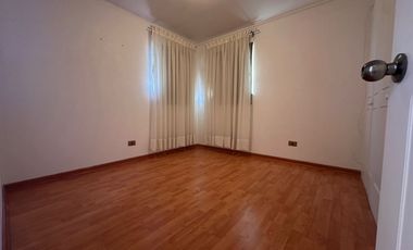 SE VENDE casa aislada de dos pisos ubicada en microbarrio cerrado de Valle Lo Campino, Quilicura.