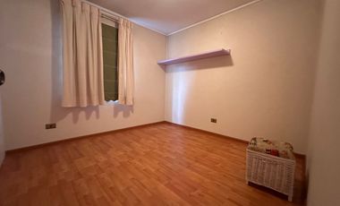 SE VENDE casa aislada de dos pisos ubicada en microbarrio cerrado de Valle Lo Campino, Quilicura.