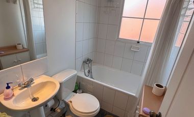 SE VENDE casa aislada de dos pisos ubicada en microbarrio cerrado de Valle Lo Campino, Quilicura.
