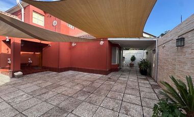 SE VENDE casa aislada de dos pisos ubicada en microbarrio cerrado de Valle Lo Campino, Quilicura.