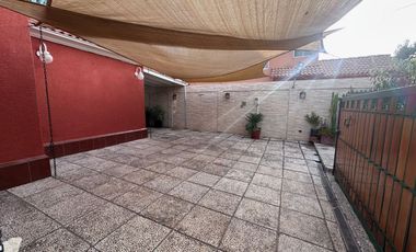 SE VENDE casa aislada de dos pisos ubicada en microbarrio cerrado de Valle Lo Campino, Quilicura.