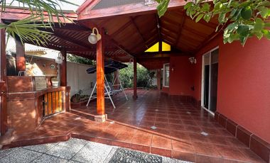 SE VENDE casa aislada de dos pisos ubicada en microbarrio cerrado de Valle Lo Campino, Quilicura.