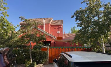 SE VENDE casa aislada de dos pisos ubicada en microbarrio cerrado de Valle Lo Campino, Quilicura.