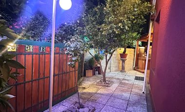 SE VENDE casa aislada de dos pisos ubicada en microbarrio cerrado de Valle Lo Campino, Quilicura.