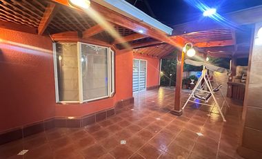 SE VENDE casa aislada de dos pisos ubicada en microbarrio cerrado de Valle Lo Campino, Quilicura.