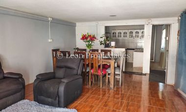 Leon Propiedades vende casa en Curacaví centro.