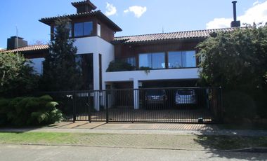 Se vende Excelente casa estilo Española, Valdivia, Chile