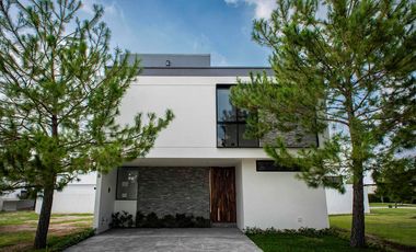 Hermosa casa en venta  por debajo de su valor en Zona Real fraccionamiento Privanza Coto senda acabados de Lujo.