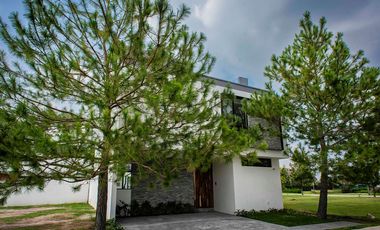 Hermosa casa en venta  por debajo de su valor en Zona Real fraccionamiento Privanza Coto senda acabados de Lujo.