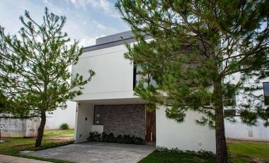 Hermosa casa en venta  por debajo de su valor en Zona Real fraccionamiento Privanza Coto senda acabados de Lujo.