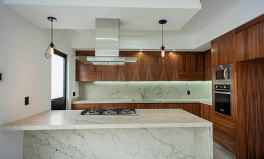 Hermosa casa en venta  por debajo de su valor en Zona Real fraccionamiento Privanza Coto senda acabados de Lujo.