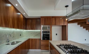 Hermosa casa en venta  por debajo de su valor en Zona Real fraccionamiento Privanza Coto senda acabados de Lujo.