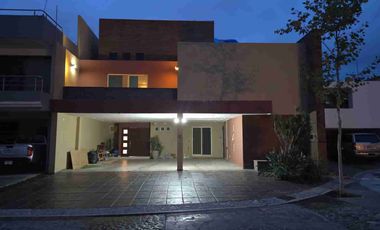 CASA EN VENTA EN PRIVADA LAS HACIENDAS RECIÉN REMODELADA