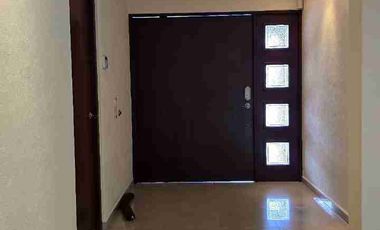 CASA EN VENTA EN PRIVADA LAS HACIENDAS RECIÉN REMODELADA