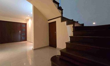 CASA EN VENTA EN PRIVADA LAS HACIENDAS RECIÉN REMODELADA