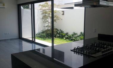 Hermosa casa en venta en Privanza Coto senda con los mejores acabados, por debajo de su valor