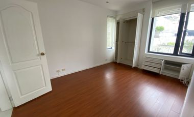 Casa San Isidro 2 , 602 ,75mts.habitables.Suite independiente, 5 parqueaderos. 1850,00 incluido alícuota. Precio venta: $495.000,00