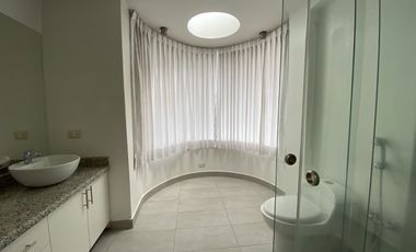 Casa San Isidro 2 , 602 ,75mts.habitables.Suite independiente, 5 parqueaderos. 1850,00 incluido alícuota. Precio venta: $495.000,00