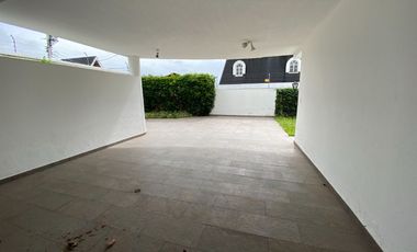 Casa San Isidro 2 , 602 ,75mts.habitables.Suite independiente, 5 parqueaderos. 1850,00 incluido alícuota. Precio venta: $495.000,00