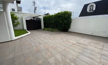 Casa San Isidro 2 , 602 ,75mts.habitables.Suite independiente, 5 parqueaderos. 1850,00 incluido alícuota. Precio venta: $495.000,00