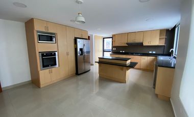 Casa San Isidro 2 , 602 ,75mts.habitables.Suite independiente, 5 parqueaderos. 1850,00 incluido alícuota. Precio venta: $495.000,00