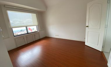 Casa San Isidro 2 , 602 ,75mts.habitables.Suite independiente, 5 parqueaderos. 1850,00 incluido alícuota. Precio venta: $495.000,00