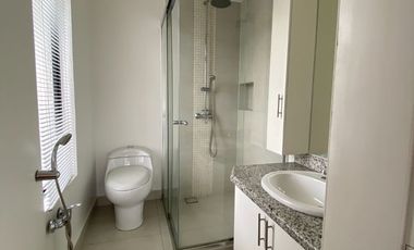 Casa San Isidro 2 , 602 ,75mts.habitables.Suite independiente, 5 parqueaderos. 1850,00 incluido alícuota. Precio venta: $495.000,00