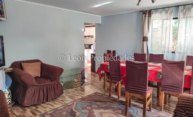 Leon Propiedades vende casa en Curacaví Centro.