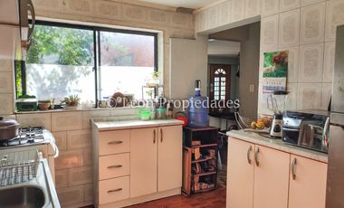 Leon Propiedades vende casa en Curacaví Centro.