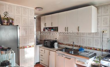 Leon Propiedades vende casa en Curacaví Centro.