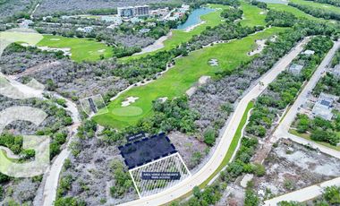 Casa en Preventa en Cancún en Kiva en Cancun Country Club con 4 Recámaras, alberca y Jardín