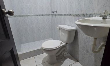 Alquiler – Casa de 2 Plantas en Excelente Ubicación Urbanización La Joya Etapa Murano