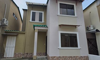 Alquiler – Casa de 2 Plantas en Excelente Ubicación Urbanización La Joya Etapa Murano