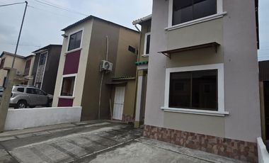 Alquiler – Casa de 2 Plantas en Excelente Ubicación Urbanización La Joya Etapa Murano