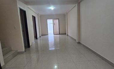 Alquiler – Casa de 2 Plantas en Excelente Ubicación Urbanización La Joya Etapa Murano