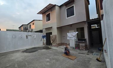 Alquiler – Casa de 2 Plantas en Excelente Ubicación Urbanización La Joya Etapa Murano