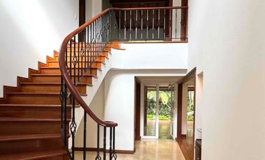 VENTA  CASA  NO ADOSADA EN UNIDAD CERRADA . Transversal  superior. El Poblado Medellín