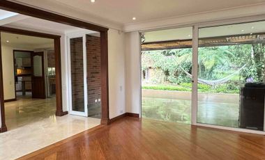 VENTA  CASA  NO ADOSADA EN UNIDAD CERRADA . Transversal  superior. El Poblado Medellín