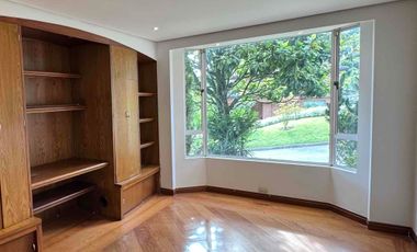 VENTA  CASA  NO ADOSADA EN UNIDAD CERRADA . Transversal  superior. El Poblado Medellín