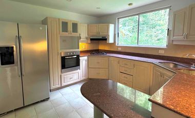 VENTA  CASA  NO ADOSADA EN UNIDAD CERRADA . Transversal  superior. El Poblado Medellín